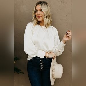 ✨️NWT✨️ The Dalton Bishop Sleeve Size Large Beige Shimmering Blouse Blu Pepper